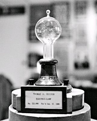 اولین چراغ تولید شده توسط توماس ادیسون بعد از 10000 آزمایش شکست خورده