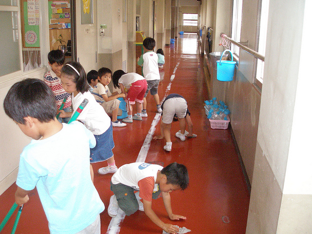 در سیستم آموزشی ژاپن دانش آموزان مسئول نظافت محیط تحصیل شان هستند